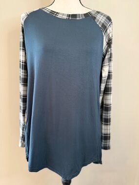 Amaryllis long sleeve tee blue body black white plaid sleeves SZ SM